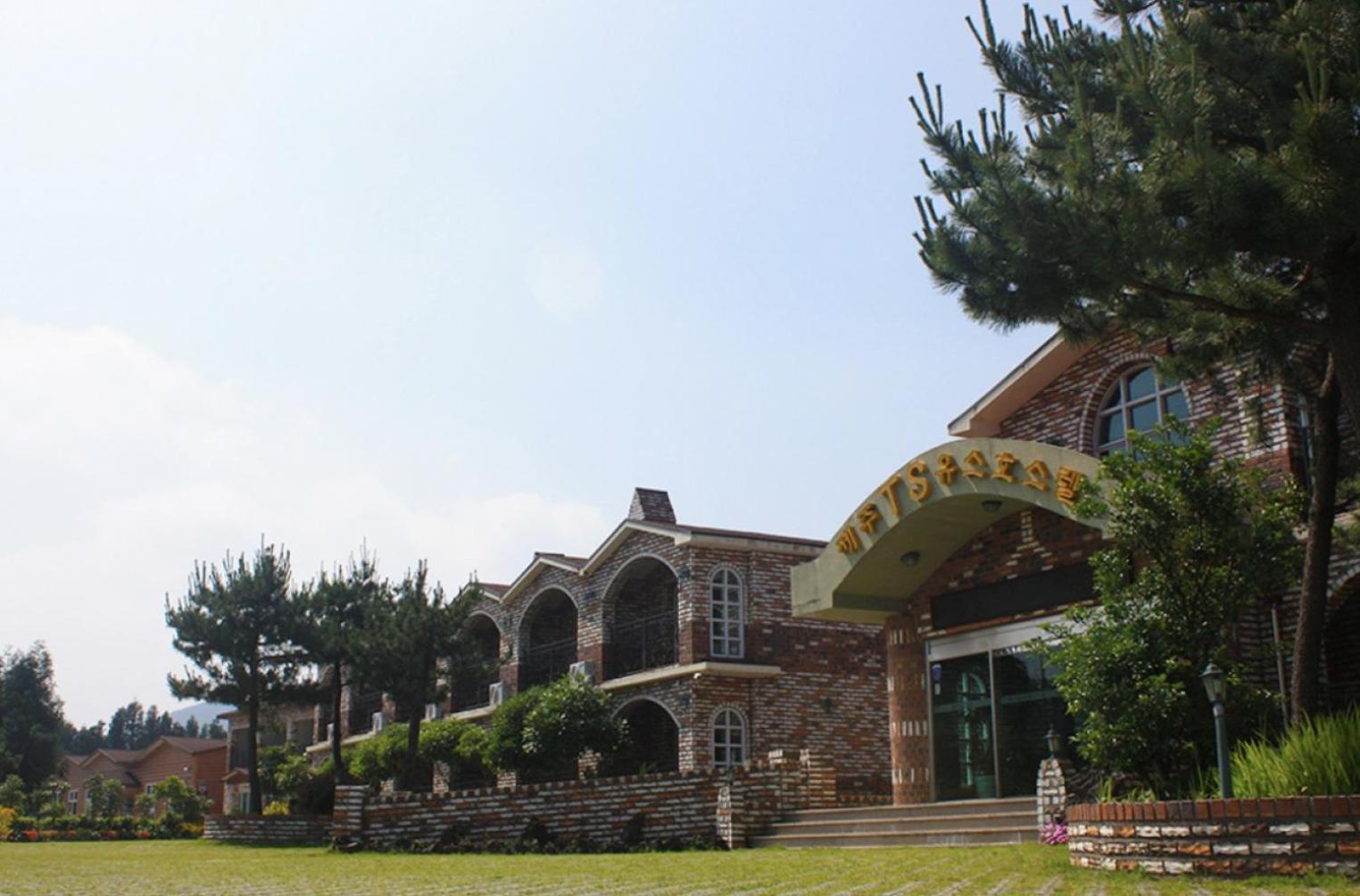 Jeju Ts Youth Hostel & Resort Seogwipo Exteriör bild
