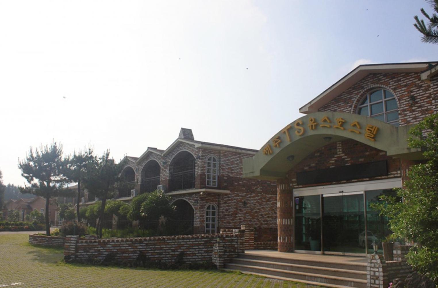Jeju Ts Youth Hostel & Resort Seogwipo Exteriör bild